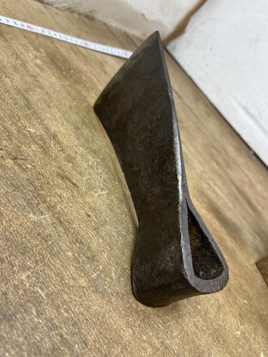 Hache forgée outil ancien - hache,