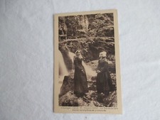 CPA Scènes et types CARTE POSTALE +- 1910 VIC SUR CERE JEUNES AUVERGNATES PROMEN