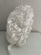 coiffe régionale ancienne en tulle brodé main/5 bandes dentelle ( L92)