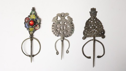 Ancien ensemble fibules - ensemble, de