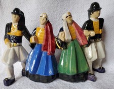 Groupe de danseurs bigoudens en faïence de Quimper Henriot, signé R. Micheau