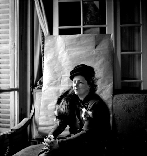 Portrait femme assise étole