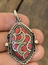 Ancien Pendentif Créateur Métal Argenté Ethnique Berbere Pierre Rouge