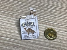 pins CAMEL LIGHTS signe