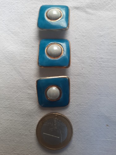 Boutons anciens en - 3,