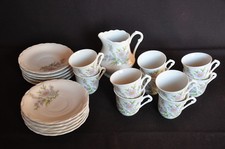 Tasses, sous tasses et pot à