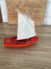Voilier de bassin en bois de la marque Tirot, modèle ancien n° 203