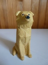 Figurine plastique  grand chien marron clair  pouet pouet  sans sifflet