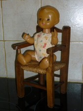 ANCIEN FAUTEUIL CHAISE DE POUPEE EN BOIS ASSISE EN PAILLE TRESSEE H. 28 CM