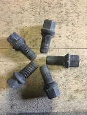 Ecrous Boulons Goujons de roue pour jantes en Tôles Golf 4