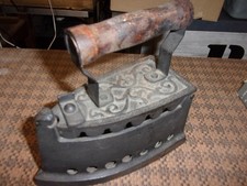 Sorti de grenier joli ANCIEN FER A REPASSER A BRAISE