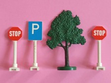 ancien LEGO : 3 panneaux : 2 STOP et 1 Parking + 1 arbre