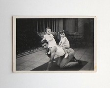 Enfants "à cheval" "à dada" sur dos de leur père - Photo ancienne snapshot