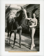 Le mannequin Muriel joue "Les Amazones Modernes" sans robe et sans reproches Vin