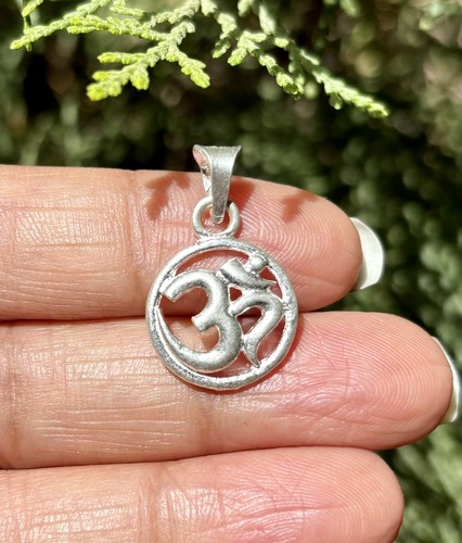Pendentif cercle religieux aum
