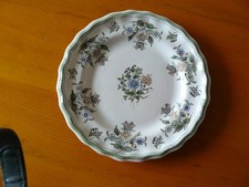 Grande assiette décorative peinte main  ,décor très raffiné, style Moustiers