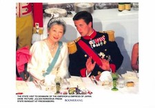 Photo de presse.MLE10695.30x20 cm environ.Empereur et Imperatrice du Japon.Vis