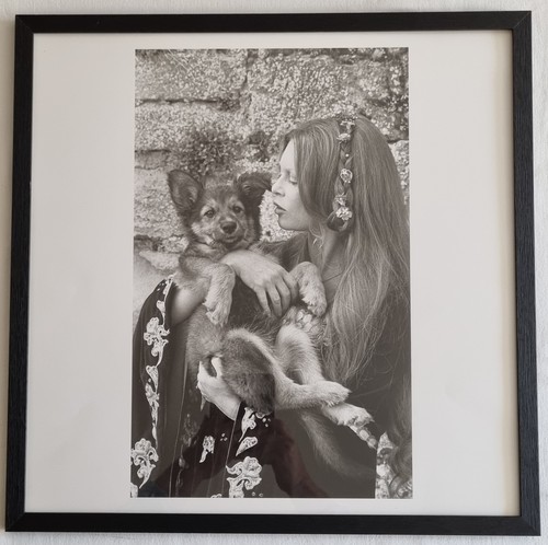 Brigitte Bardot avec un chiot