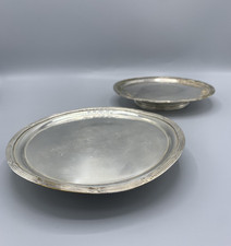 Lot 2 assiettes de présentation sur pied – métal argenté – état usé / piqué