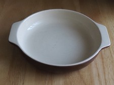 PLATROND EMILE HENRY A FOUR EN CERAMIQUE. DIAM 18,5 CM.HAUT 4 CM.AVEC ANSES. TBE