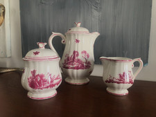 CAFETIÈRE , SUCRIER ET CRÉMIER EN FAÏENCE DE GIEN " PAYSAGES ROSES "