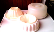 moule charlotte,   moule couronne, cloche avec plateau TUPPERWARE maryse et bol