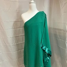 Shoulder Dress in Green