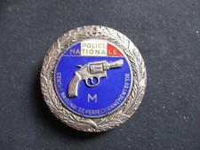INSIGNE OBSOLETE MONITEUR CENTRE NATIONAL PERFECTIONNEMENT TIR POLICE DRAGO