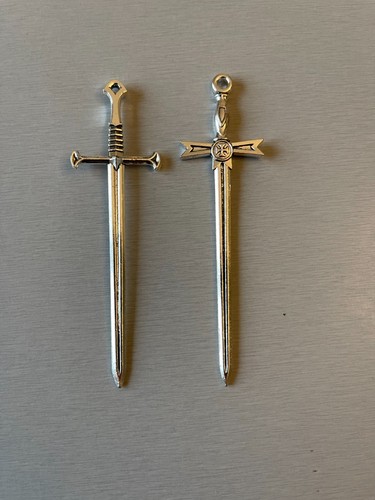 Deux épées médiévales - deux,