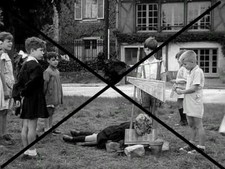  curiosité , oddities : photo " guillotine pour enfant"