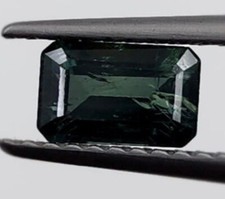 saphir 0,97 carat bleu verdâtre profond avec certificat