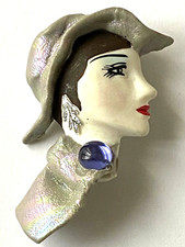 Broche vintage belle FEMME ART DECO Chapeau Bijoux Magnifique pièce unique 6,5cm