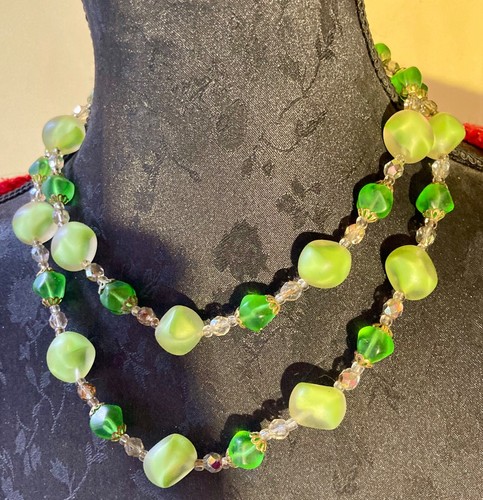 Collier ras cou - -,