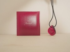 Collier pendentif cristal rouge Baccarat modèles Galet avec cordon et boite