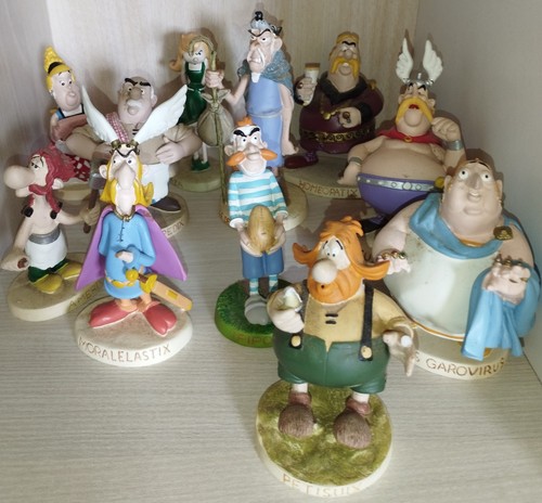 Lot 11 figurines - lot,
