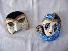 LOT DE 2 MAGNIFIQUES MASQUES
