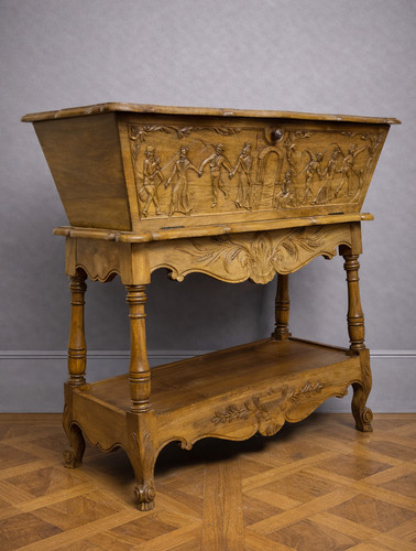 Maie petrin noyer sculpté - /,