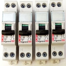 Lot 4 disjoncteurs Legrand