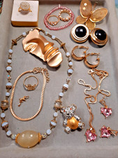 Lot de bijoux fantaisie , modernes, anciens et/ou vintage