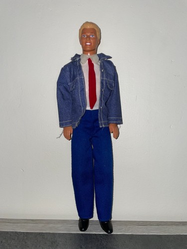 Poupée figurine de - /,