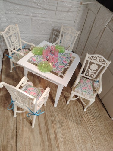 Barbie table chaises - barbie,