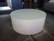 table de salon pivotante de chez ALINEA, blanche avec 2 rangements 