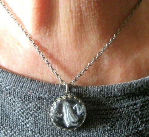 Ancien petit pendentif chaine