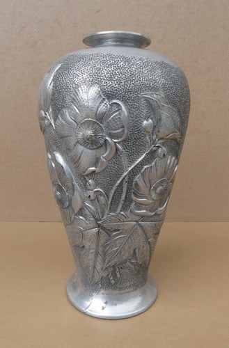 Ancien vase étain repoussé