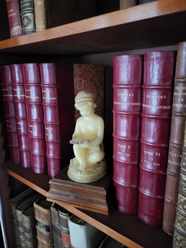 Statue cire sur son socle - statue,