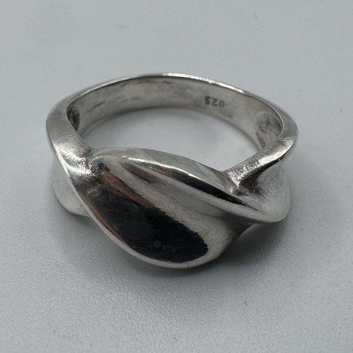 Bague design moderniste - design,