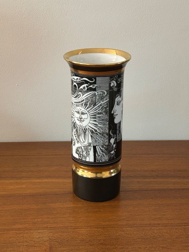 Vase porcelaine moderniste