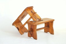 Paire de tabourets de ferme en bois vernis vintage en bon état, repose pieds