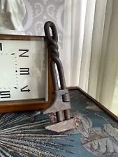 Ancienne clé et marteau avec poignée torsadée outil mécanique ancien