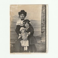Jeune femme, petite fille et